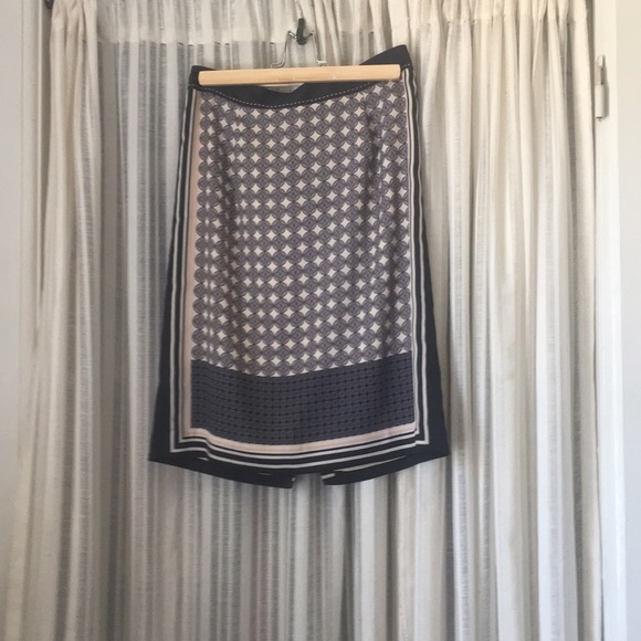 Ann Taylor knee length patterned skirt size 0 - Picture 1 of 3